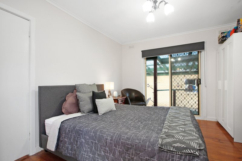 Photo - 10 Evans Crescent, Reservoir VIC 3073 - Image 4