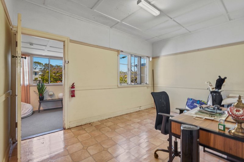 Photo - 10 Eversleigh Road, Scarborough QLD 4020 - Image 6