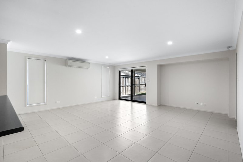 Photo - 10 Ewan James Drive, Glenmore Park NSW 2745 - Image 3