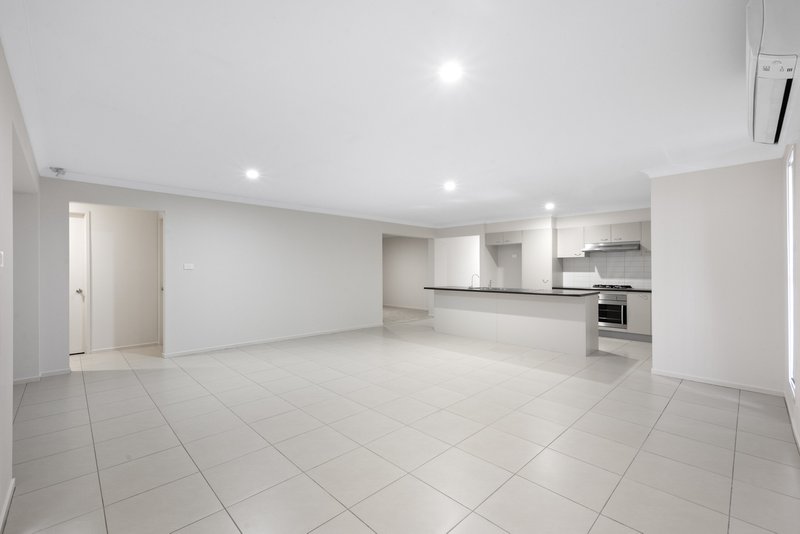 Photo - 10 Ewan James Drive, Glenmore Park NSW 2745 - Image 4