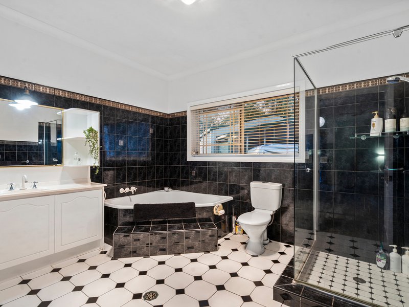Photo - 10 Ewingar Court, Helensvale QLD 4212 - Image 12