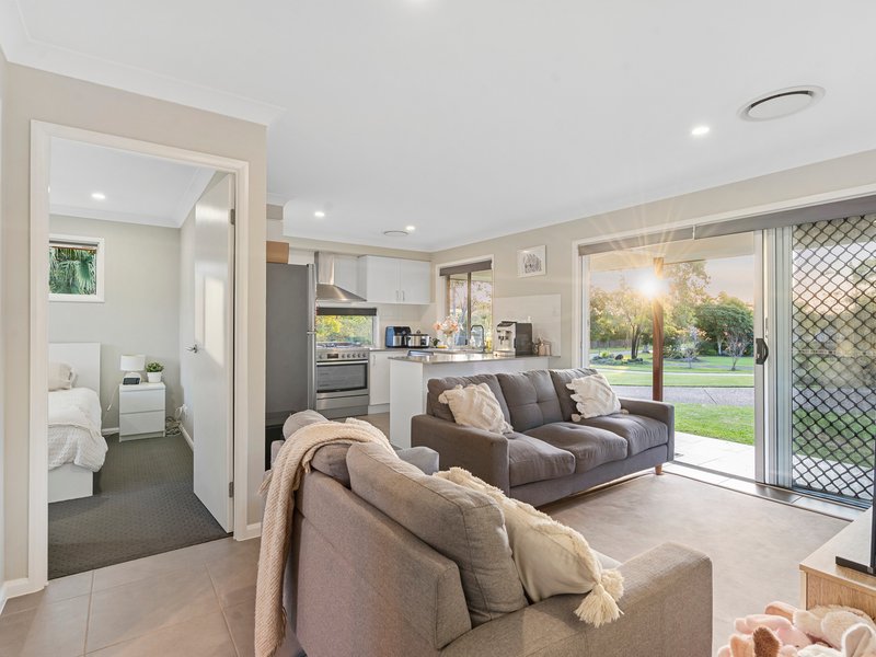 Photo - 10 Ewingar Court, Helensvale QLD 4212 - Image 17