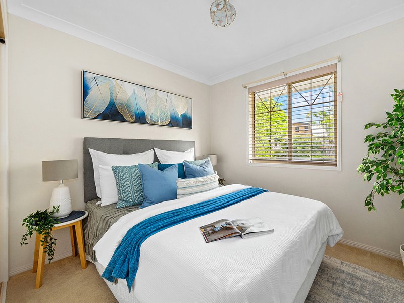 Photo - 10 Fairhaven Street, Bridgeman Downs QLD 4035 - Image 12