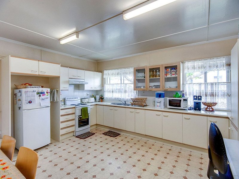 Photo - 10 Farnell Street, Chermside QLD 4032 - Image 2