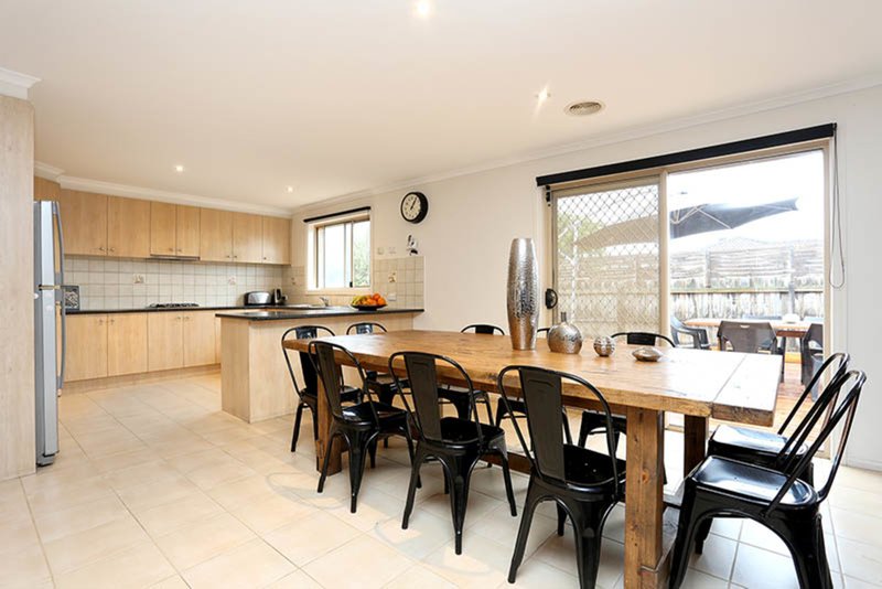 Photo - 10 Ferntree Walk, Roxburgh Park VIC 3064 - Image 5