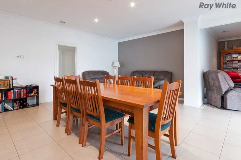 Photo - 10 Finsbury Close, Caroline Springs VIC 3023 - Image 2