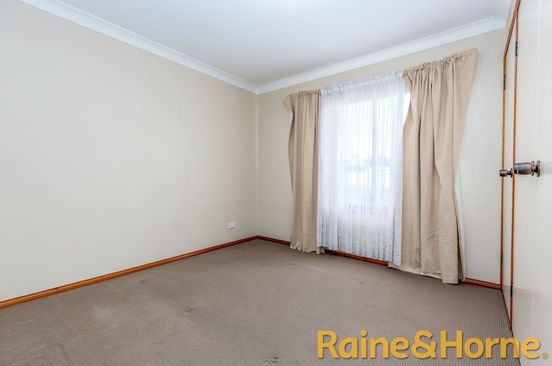 Photo - 10 Flinders Close, Dubbo NSW 2830 - Image 4