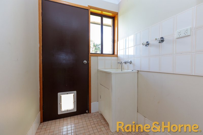 Photo - 10 Flinders Close, Dubbo NSW 2830 - Image 8