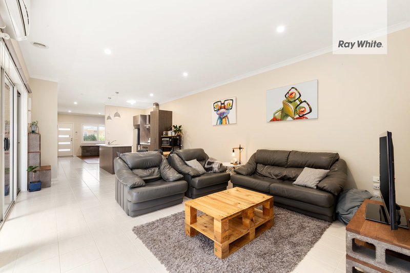 Photo - 10 Freshwater Way, South Morang VIC 3752 - Image 3