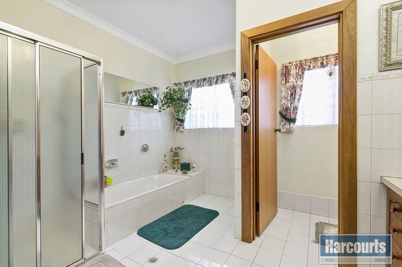 Photo - 10 Freya Avenue, Hallett Cove SA 5158 - Image 12