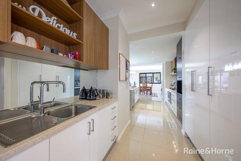 Photo - 10 Fulham Way, Sunbury VIC 3429 - Image 4