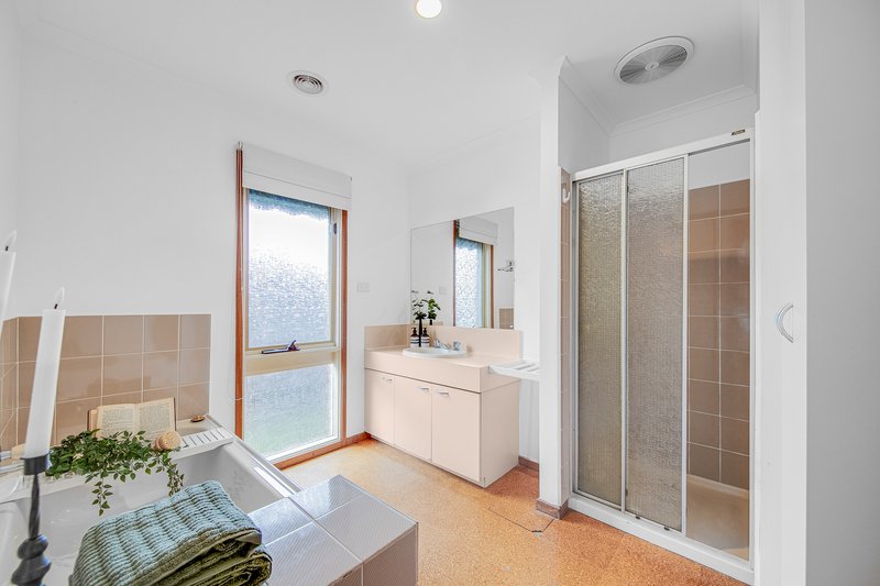 Photo - 10 Gala Place, Keilor Downs VIC 3038 - Image 6