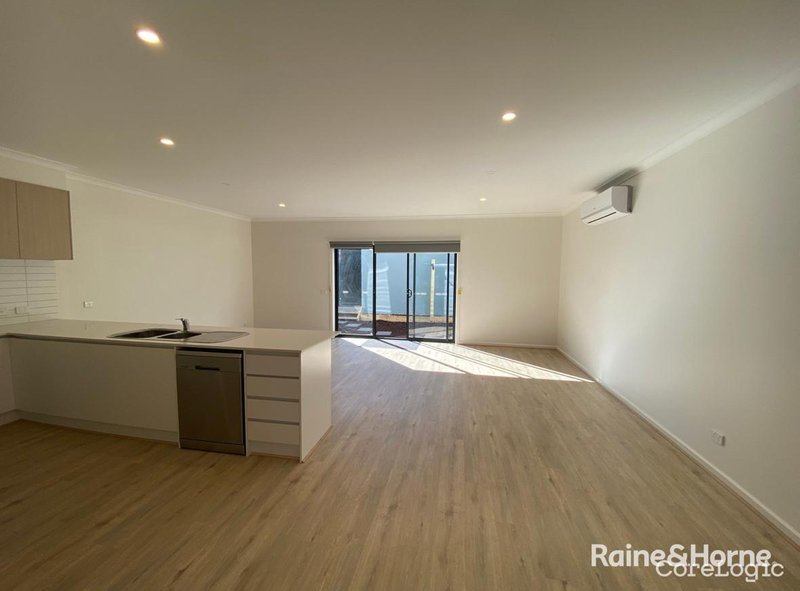 Photo - 10 Galton Walk, Pakenham VIC 3810 - Image 4