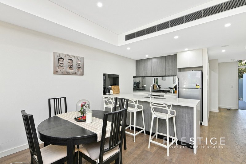 Photo - 10 Garrigarrang Avenue, Kogarah NSW 2217 - Image 3