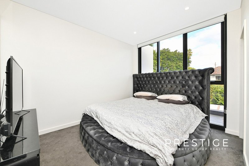 Photo - 10 Garrigarrang Avenue, Kogarah NSW 2217 - Image 5