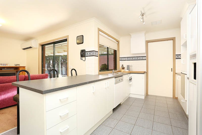 Photo - 10 Gathray Court, Roxburgh Park VIC 3064 - Image 2