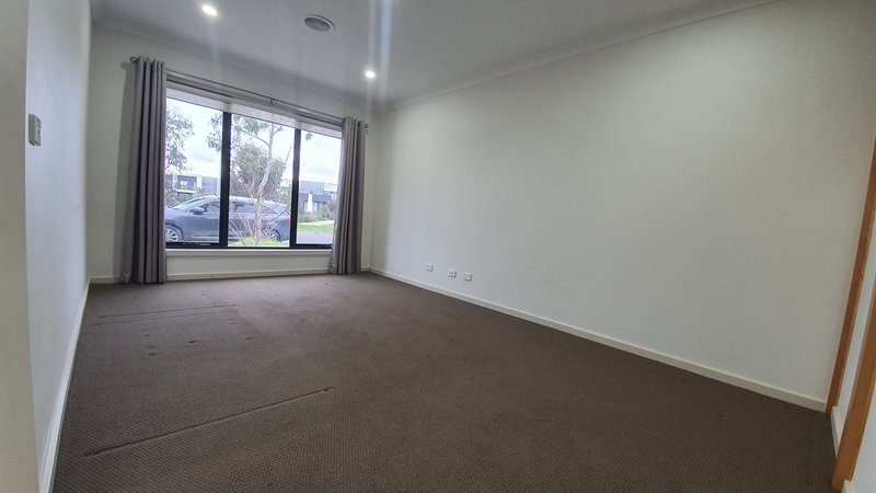 Photo - 10 Gershwin Crescent, Point Cook VIC 3030 - Image 2