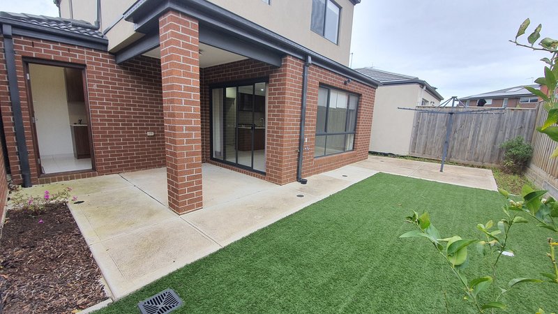 Photo - 10 Gershwin Crescent, Point Cook VIC 3030 - Image 3