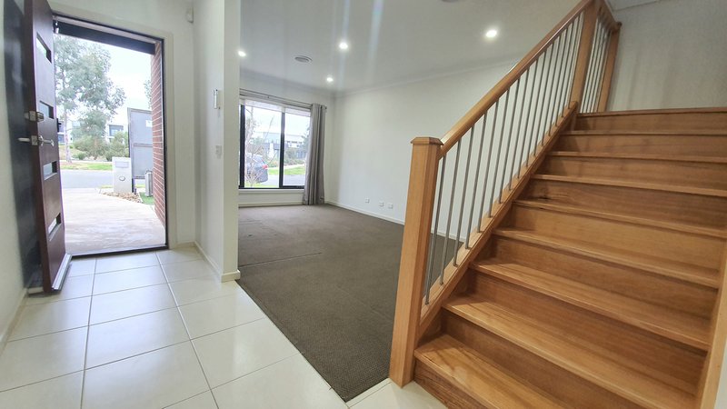 Photo - 10 Gershwin Crescent, Point Cook VIC 3030 - Image 4