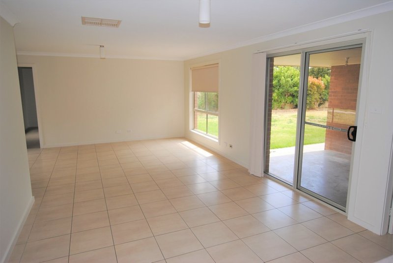 Photo - 10 Gillmartin Drive, Griffith NSW 2680 - Image 4