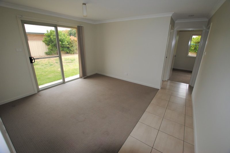 Photo - 10 Gillmartin Drive, Griffith NSW 2680 - Image 9