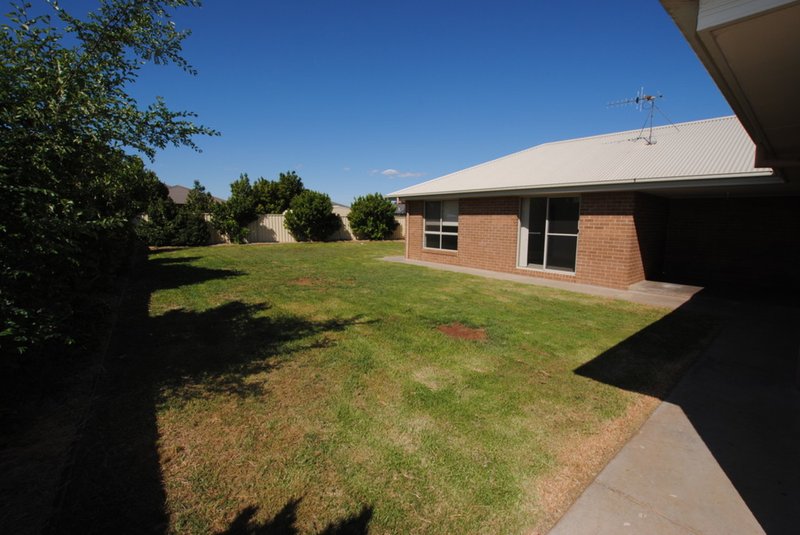 Photo - 10 Gillmartin Drive, Griffith NSW 2680 - Image 12