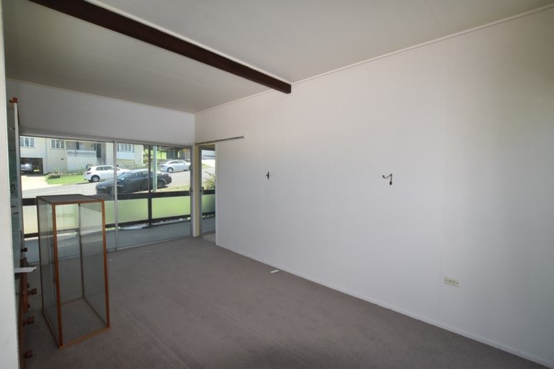 Photo - 10 Glegg Street, West Gladstone QLD 4680 - Image 6