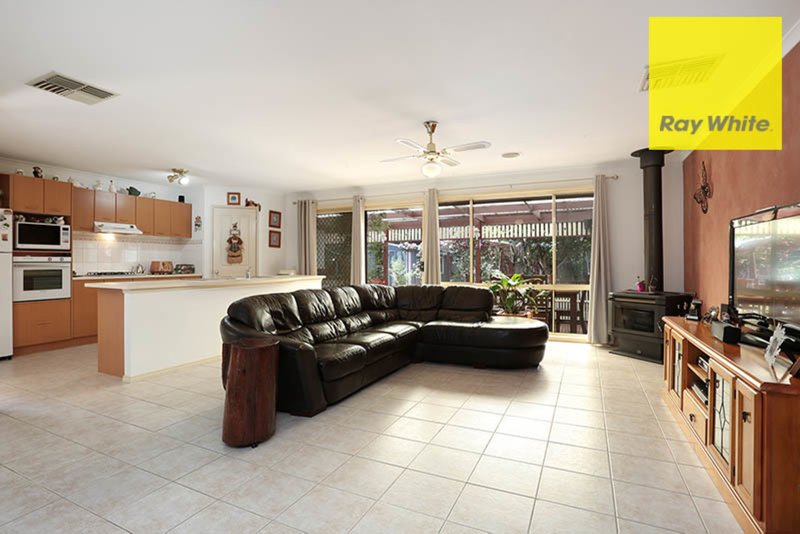 Photo - 10 Gleneagles Avenue, Point Cook VIC 3030 - Image 3