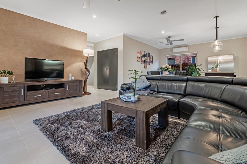 Photo - 10 Glengarry Place, Craigieburn VIC 3064 - Image 11