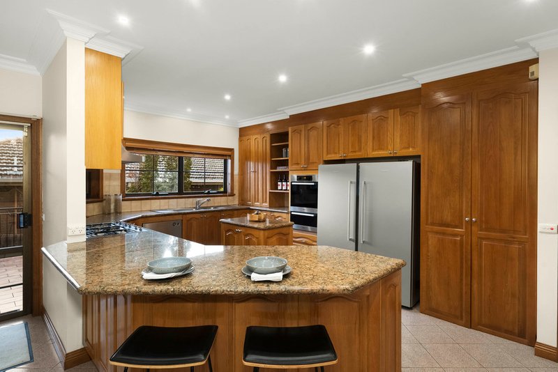 Photo - 10 Glenview Court, Glen Waverley VIC 3150 - Image 3