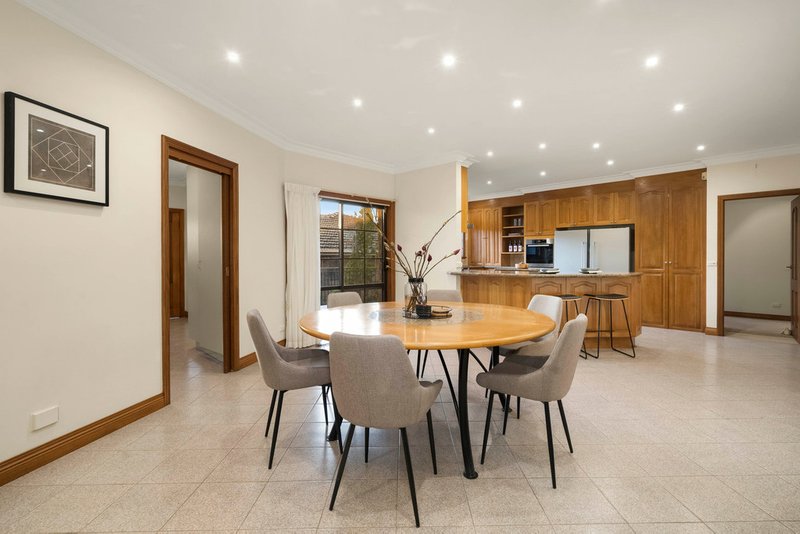 Photo - 10 Glenview Court, Glen Waverley VIC 3150 - Image 7