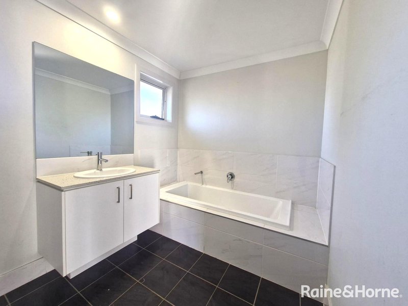 Photo - 10 Grahame Avenue, Glenfield NSW 2167 - Image 11