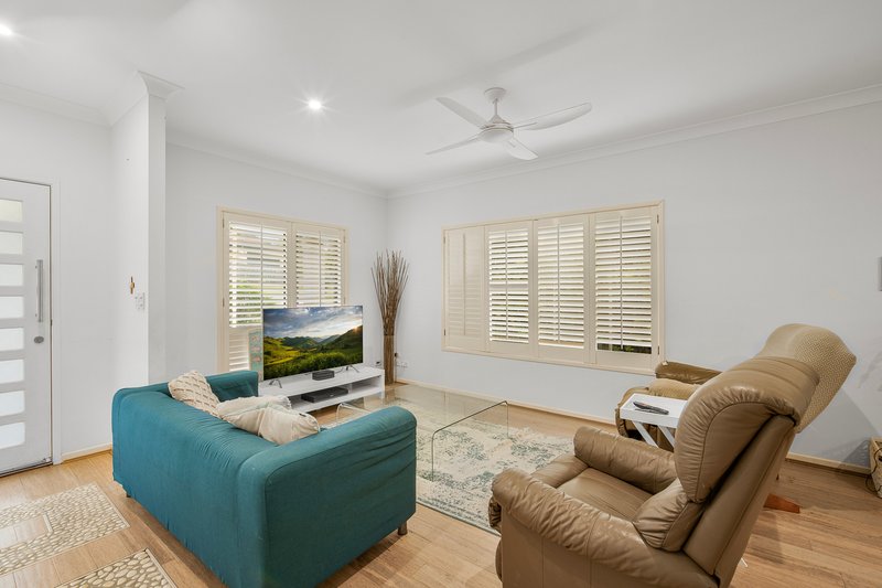 Photo - 10 Greenbank Circuit, Carrara QLD 4211 - Image 2