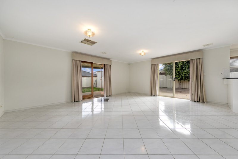 Photo - 10 Greenlea Court, Munno Para West SA 5115 - Image 3