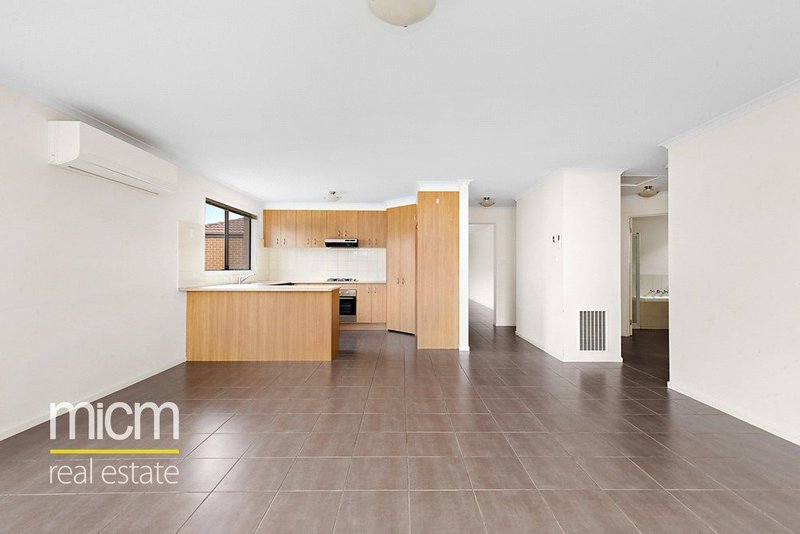 Photo - 10 Grenache Street, Point Cook VIC 3030 - Image 2