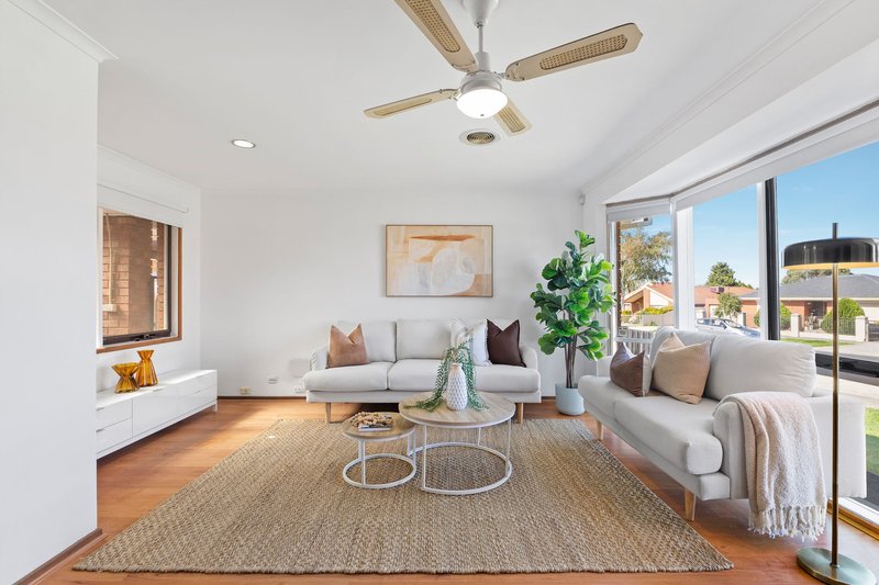 Photo - 10 Grenda Drive, Mill Park VIC 3082 - Image 2