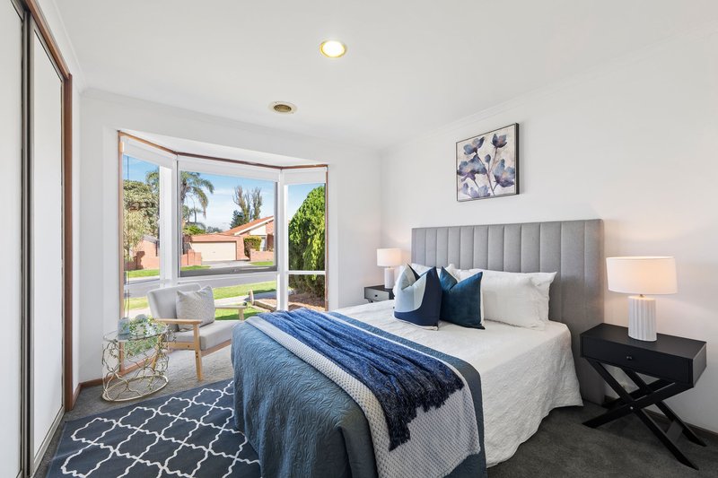 Photo - 10 Grenda Drive, Mill Park VIC 3082 - Image 3