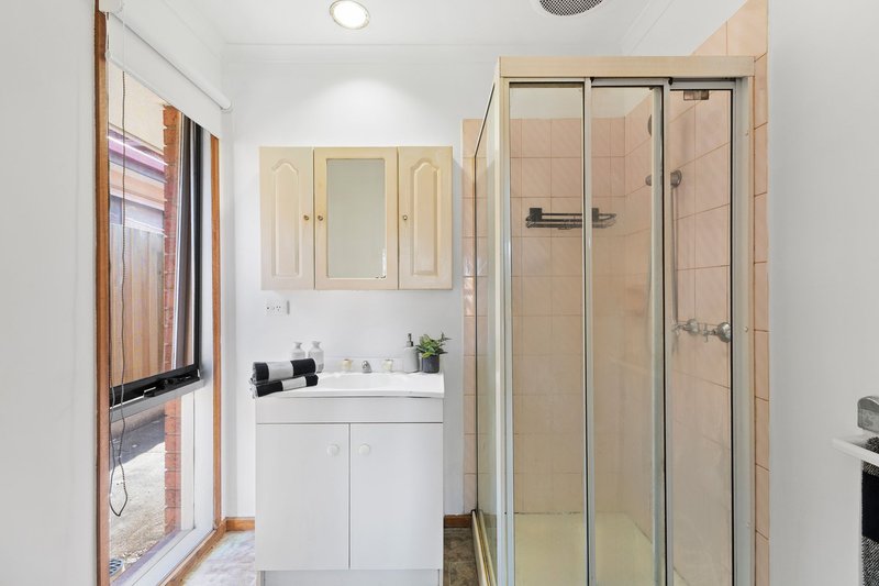 Photo - 10 Grenda Drive, Mill Park VIC 3082 - Image 4