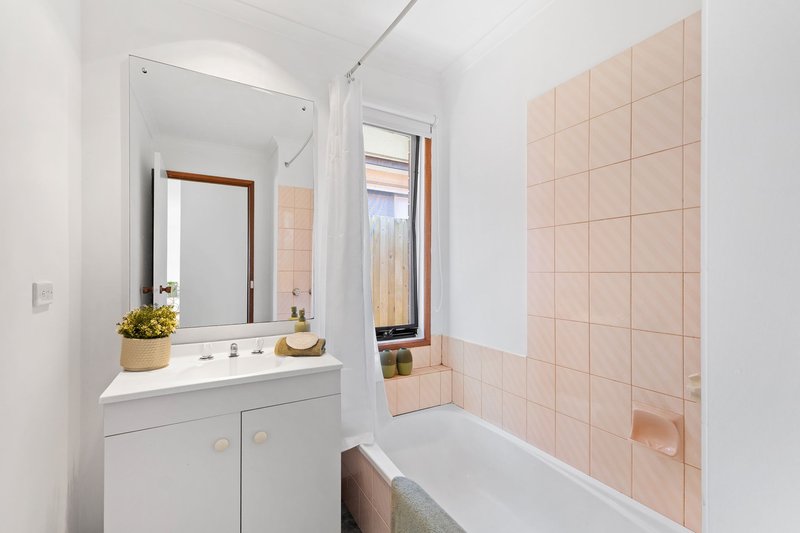 Photo - 10 Grenda Drive, Mill Park VIC 3082 - Image 5