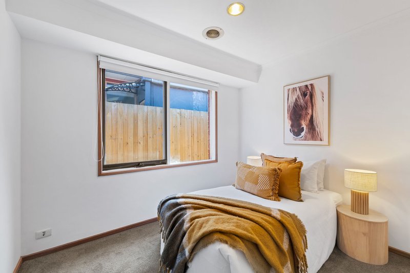 Photo - 10 Grenda Drive, Mill Park VIC 3082 - Image 6