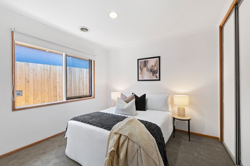 Photo - 10 Grenda Drive, Mill Park VIC 3082 - Image 7