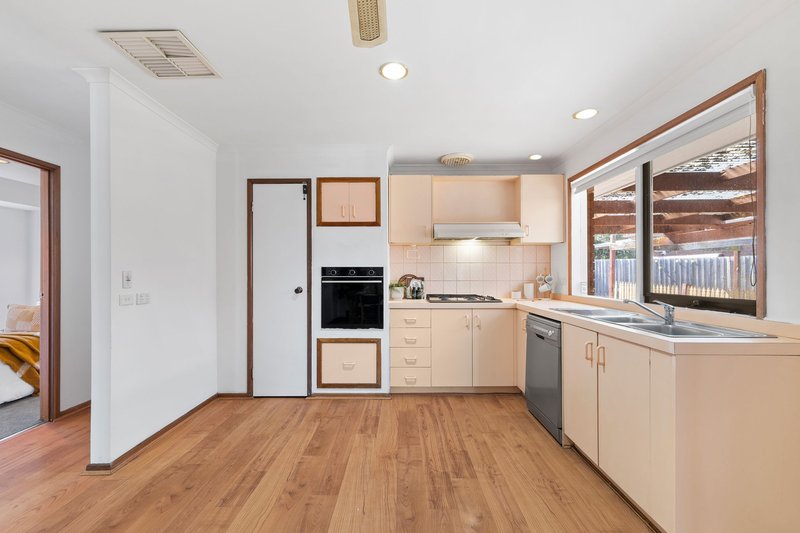 Photo - 10 Grenda Drive, Mill Park VIC 3082 - Image 9