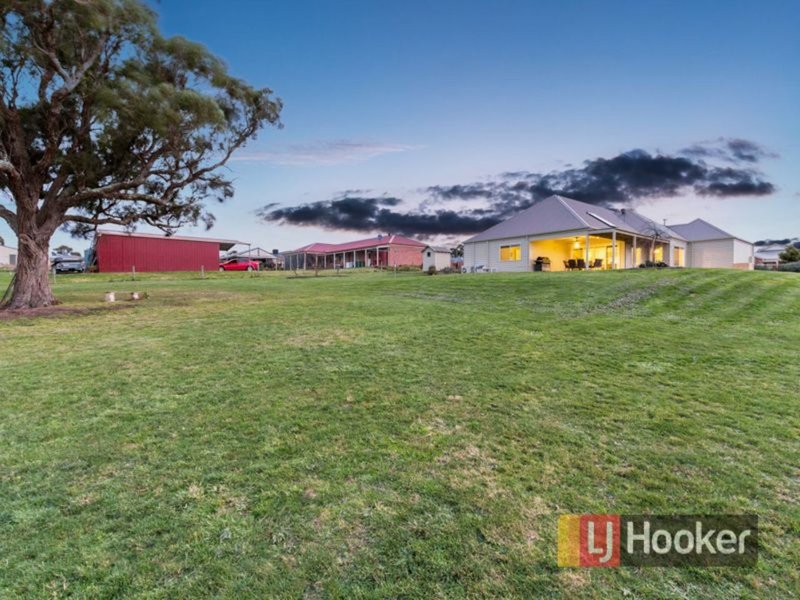 Photo - 10 Gwen Meredith Drive, Bunyip VIC 3815 - Image 5