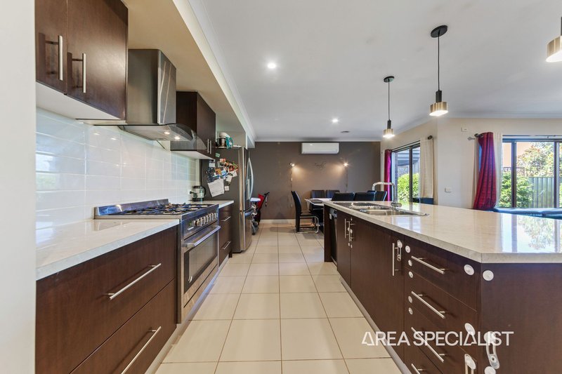 Photo - 10 Half Moon Crescent, Pakenham VIC 3810 - Image 3