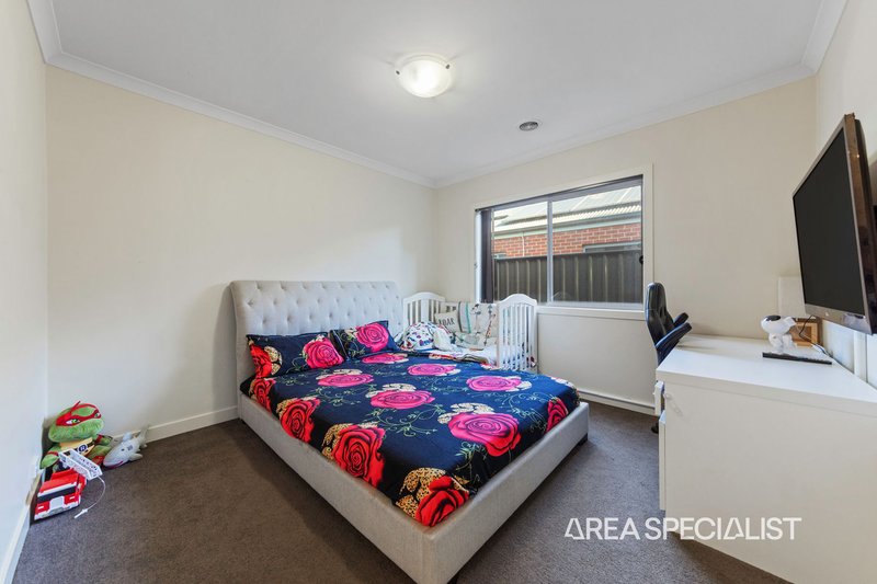 Photo - 10 Half Moon Crescent, Pakenham VIC 3810 - Image 4