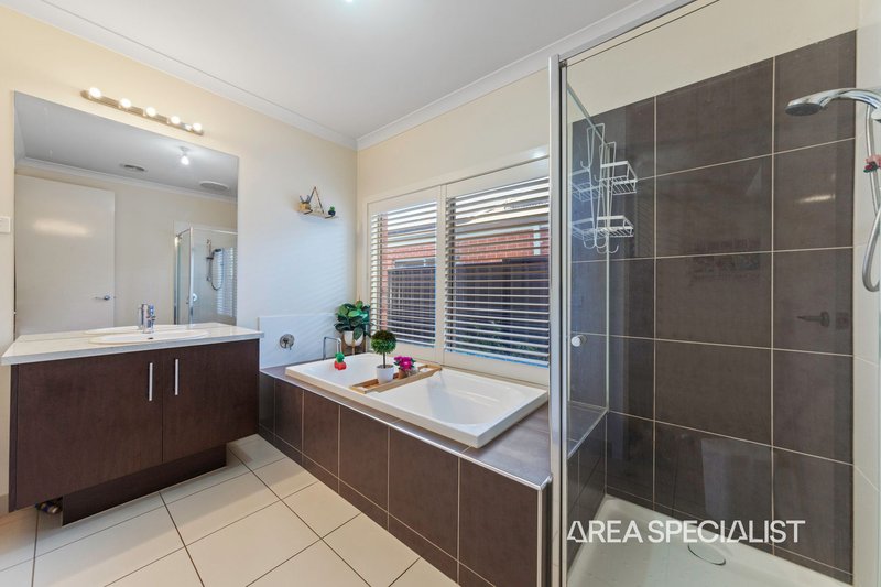 Photo - 10 Half Moon Crescent, Pakenham VIC 3810 - Image 8