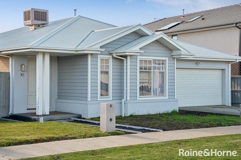 Photo - 10 Hanrahan Street, Gisborne VIC 3437 - Image 1