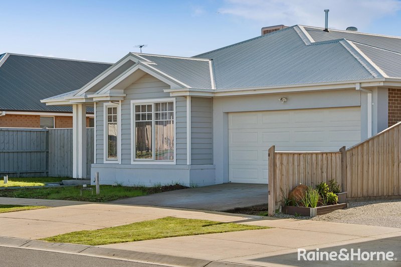 Photo - 10 Hanrahan Street, Gisborne VIC 3437 - Image 2