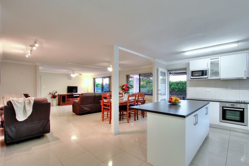 Photo - 10 Hawdon Crescent, Springwood QLD 4127 - Image 3