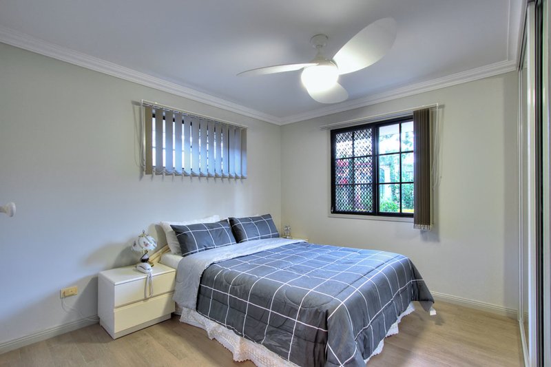 Photo - 10 Hawdon Crescent, Springwood QLD 4127 - Image 5